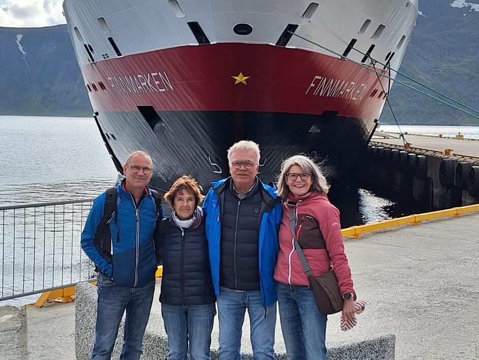 Klaus links_ Gaby rechts und ein befreundetes Paar aus der Schweiz in der Mitte_ die MS Finnmarken in Honningsvåg im Hintergrund