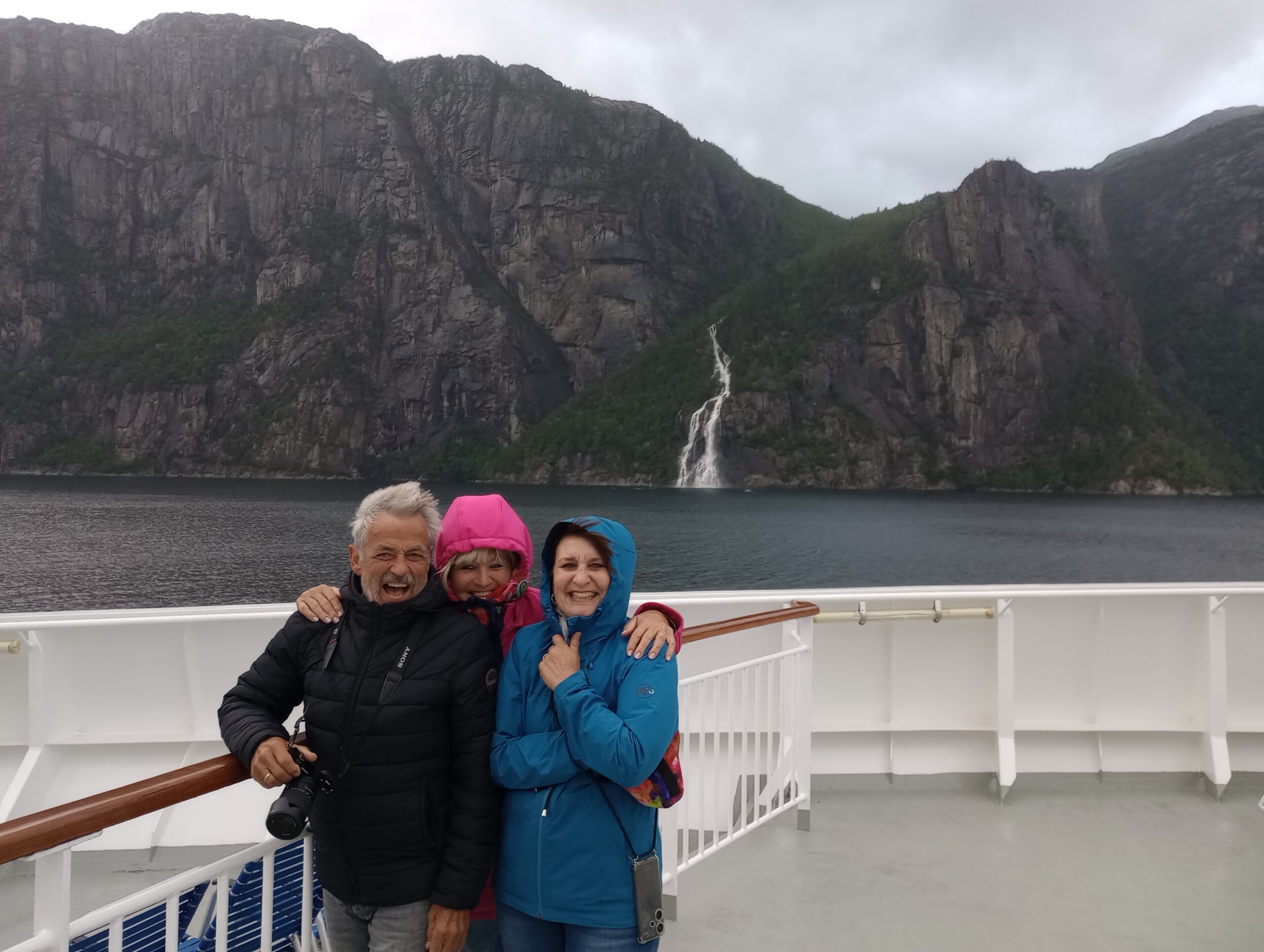 Reinhold links, Marion rechts und in der Mitte Elke_im Lysefjord